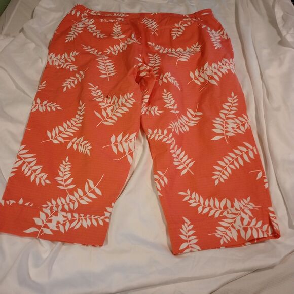 IZOD Women's Coral Pink Floral Capris. Sz. 20 Front Back Pockets. Plussize - Picture 3 of 7